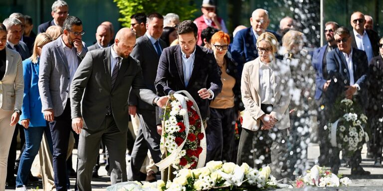 Brojne delegacije i građani odali počast ubijenoj djeci opkoljenog Sarajeva