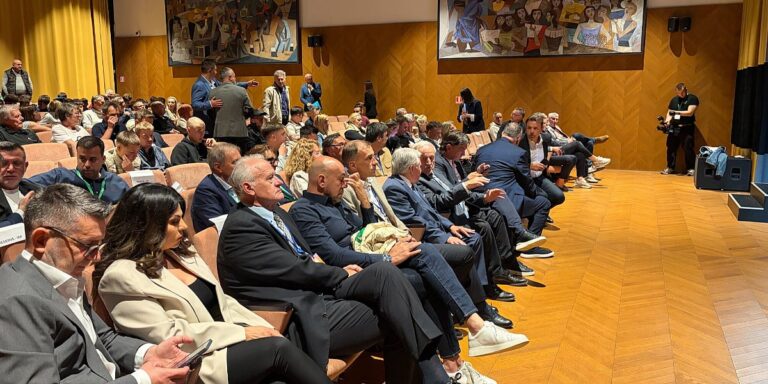 Brojni sportski velikani na prvom izdanju "Simposara" van granica BiH: Pratili smo premijeru filma "Ćiro