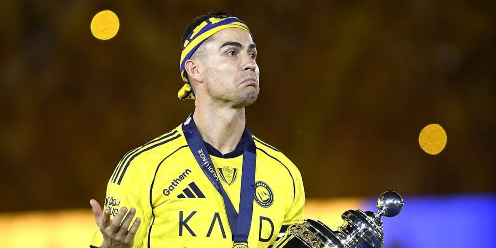 Cristiano Ronaldo ponovo na čelu Forbesove liste najplaćenijih sportista svijeta Cristiano Ronaldo ponovo na čelu Forbesove liste najplaćenijih sportista svijeta