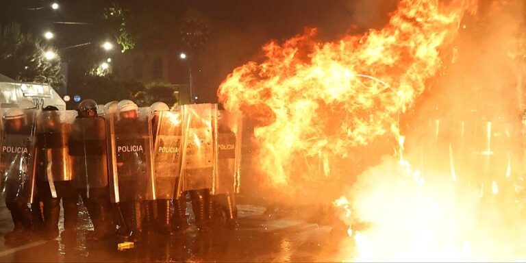 Demonstranti bacali molotovljeve koktele, policija uzvratila vodenim topovima