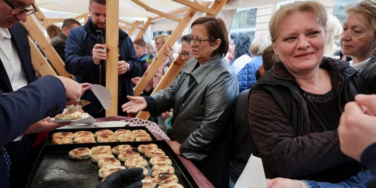 Dijelile se pite, ćevapi i slatkiši