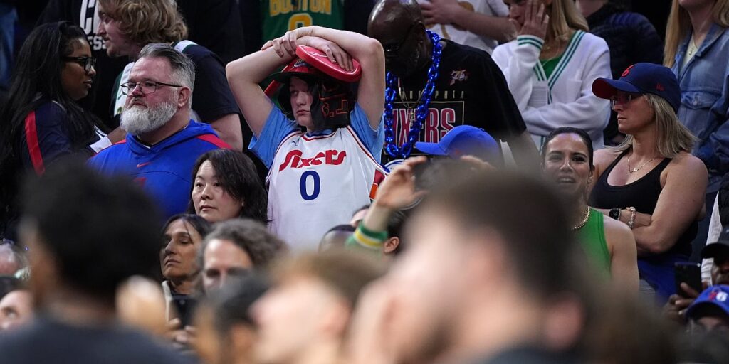 Embiid zamolio navijače Sixersa da ne prodaju karte pred treći meč protiv Knicksa Embiid zamolio navijače Sixersa da ne prodaju karte pred treći meč protiv Knicksa