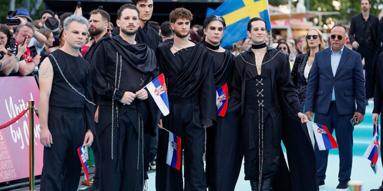 Emisija u kojoj su gostovali predstavnici Srbije s Eurosonga prekinuta zbog Vučića, gitarista nasmijao sve reakcijom Emisija u kojoj su gostovali predstavnici Srbije s Eurosonga prekinuta zbog Vučića, gitarista nasmijao sve reakcijom