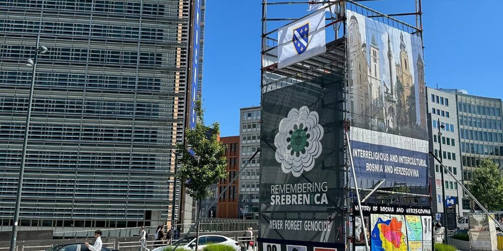 Ispred ključnih institucija EU u Briselu postavljen "Bosanski toranj" visok 10 metara