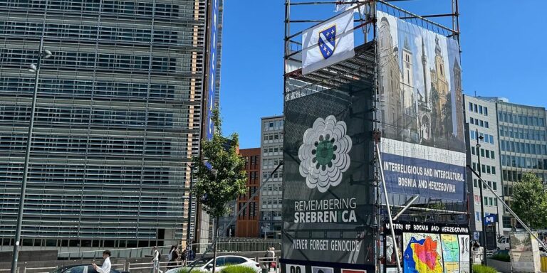 Ispred ključnih institucija EU u Briselu postavljen "Bosanski toranj" visok 10 metara