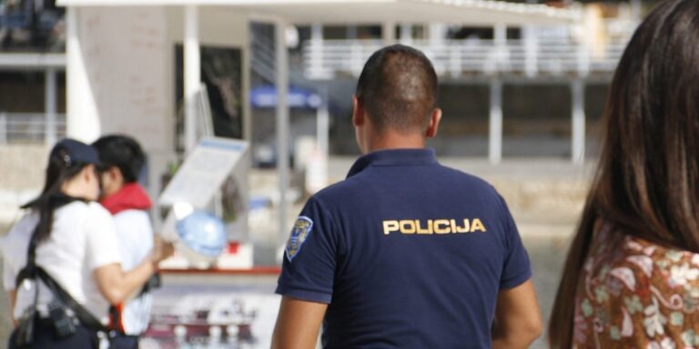 Okružile američku turistkinju pa joj ukrale novac i karticu