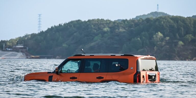 Ovaj SUV se ne boji ni off-road terena ni duboke vode