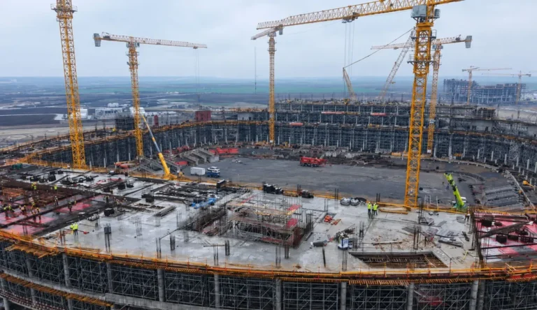 Sa 12,6 hiljada tona materijala, kapacitetom za 52 hiljade ljudi i troškovima od milijardu eura