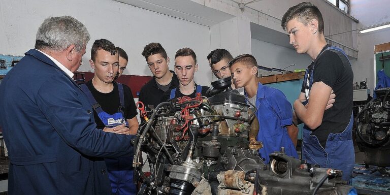 Tuzlanskom kantonu nedostaju radnici za 11 zanimanja, učenici koji upišu neko od njih dobijaju stipendiju