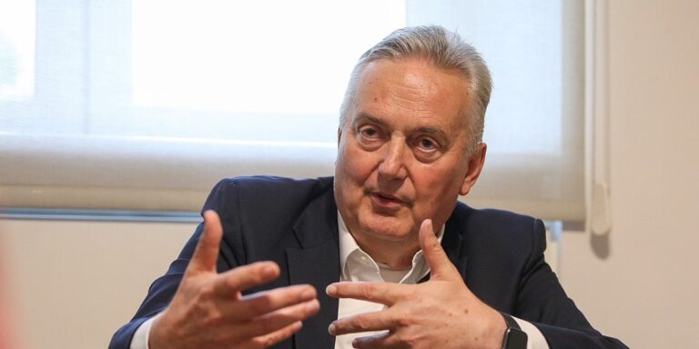 Zapanjilo me što su se pojavili ljudi iz probosanskog bloka koji dramatizuju Schmidtov odlazak