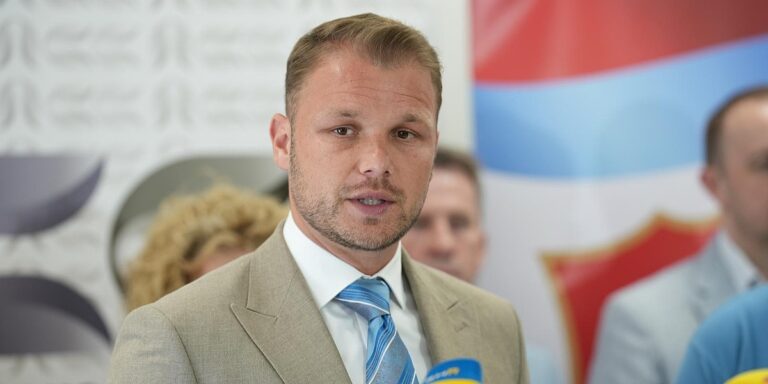 "Kao kočijaši se svađaju, nadam se da narod neće nasjesti na takve udice"