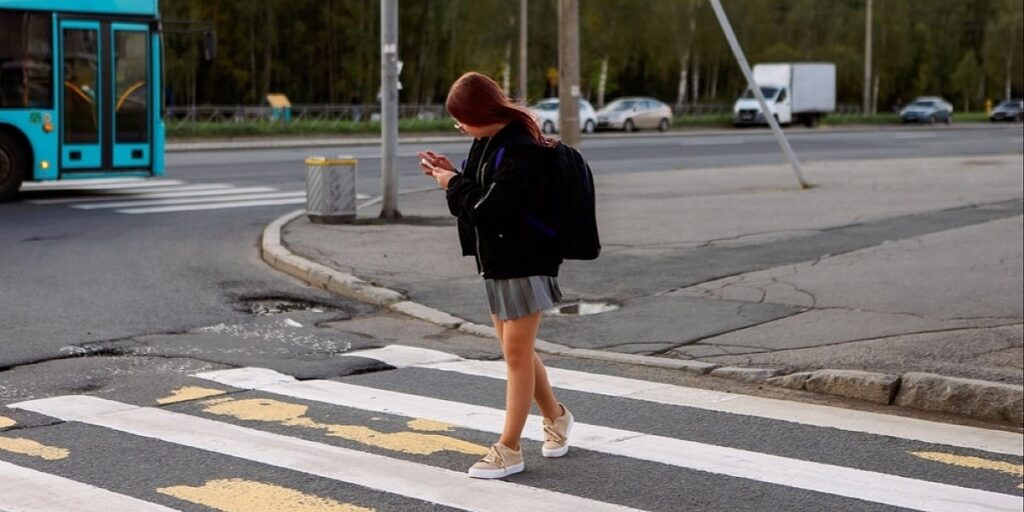 Slovaci objavili rat pješacima koji koriste mobitel na pješačkim prelazima, treba li krenuti njihovim stopama