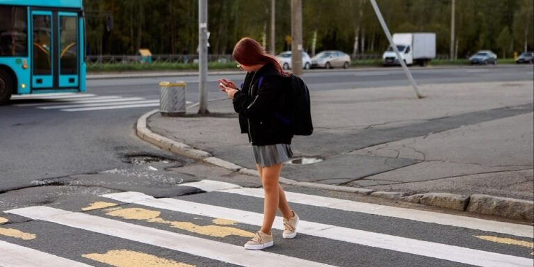 Slovaci objavili rat pješacima koji koriste mobitel na pješačkim prelazima, treba li krenuti njihovim stopama