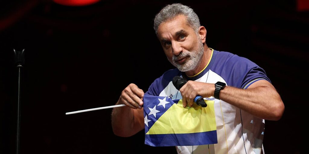 Svjetski poznati komičar Bassem Youssef publici u Sarajevu priredio sjajan show, na scenu izašao u dresu BiH Svjetski poznati komičar Bassem Youssef publici u Sarajevu priredio sjajan show, na scenu izašao u dresu BiH