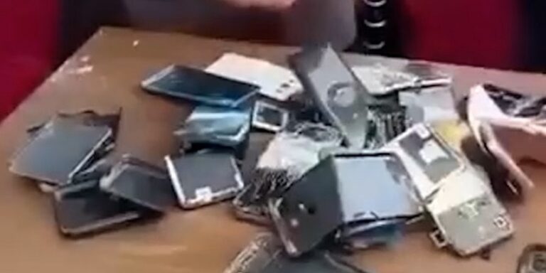 Talibani zabranili pametne telefone državnim zvaničnicima, objavljene fotografije razbijanja uređaja