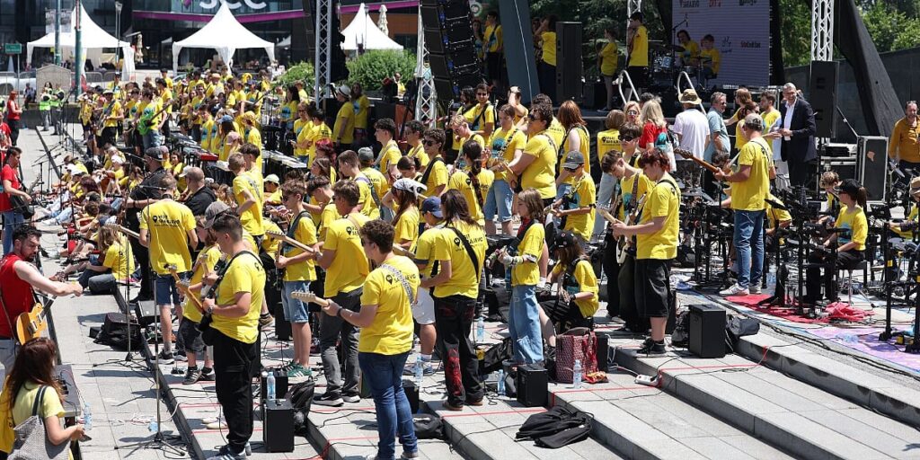 Trg BiH pretvoren u veliku muzičku scenu, više stotina mladih muzičara obilježilo Svjetski dan muzike
