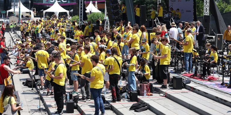Trg BiH pretvoren u veliku muzičku scenu, više stotina mladih muzičara obilježilo Svjetski dan muzike