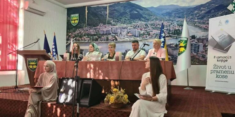 U Goraždu promovisana knjiga "Život u pramenu kose", potresno svjedočanstvo Fočanke Zehre Murguz o zločinu