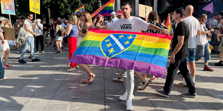 Uživo / Pratite ovogodišnju Bh. povorku ponosa u Sarajevu, održava se uz slogan "Sve nam boje dobro stoje"