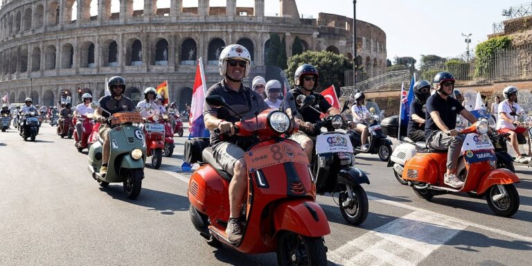 Vespa velikom paradom u Rimu proslavila 80. rođendan, oko 25.000 vozača preplavilo Vječni grad