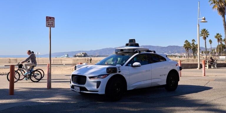 Waymo opozvao 3.800 robotaxi vozila jer bi mogli završiti na zatvorenim autoputevima