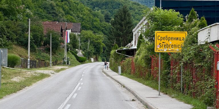 Grad koji oživi na dva dana, a potom ponovo utihne sa svojim ranama