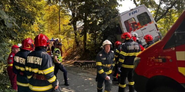 Minibus s nogometašima Dinama udario u drvo, poginuo fizioterapeut