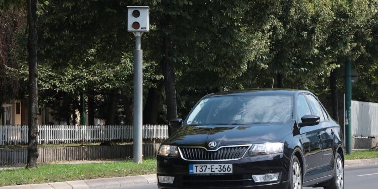 Morate li biti upozoreni na kameru za mjerenje brzine Morate li biti upozoreni na kameru za mjerenje brzine