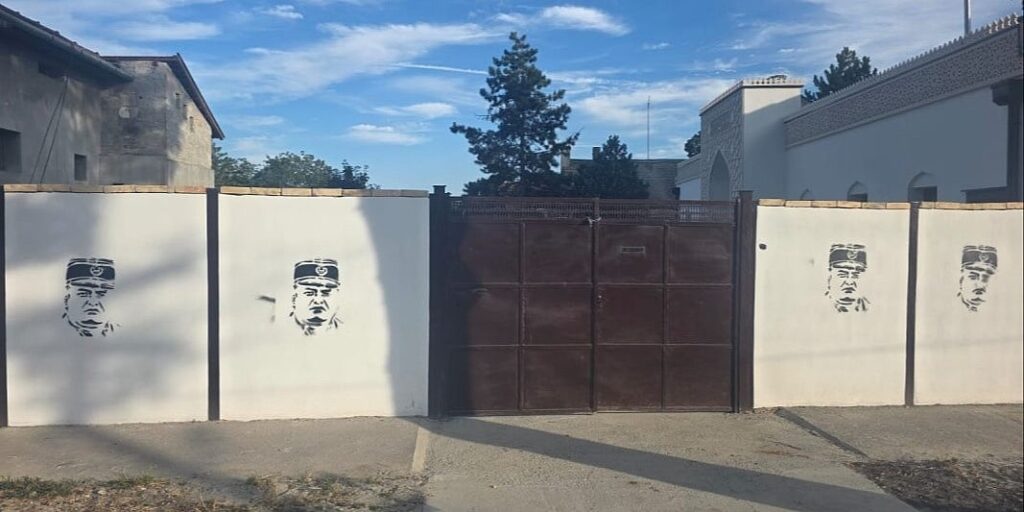 Na zidovima mesdžida u Somboru iscrtani grafiti s likom ratnog zločinca Ratka Mladića