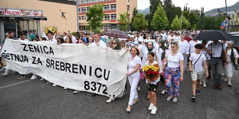 Olujna kiša nije omela stotine Zeničana da šetaju za žrtve genocida Srebrenice