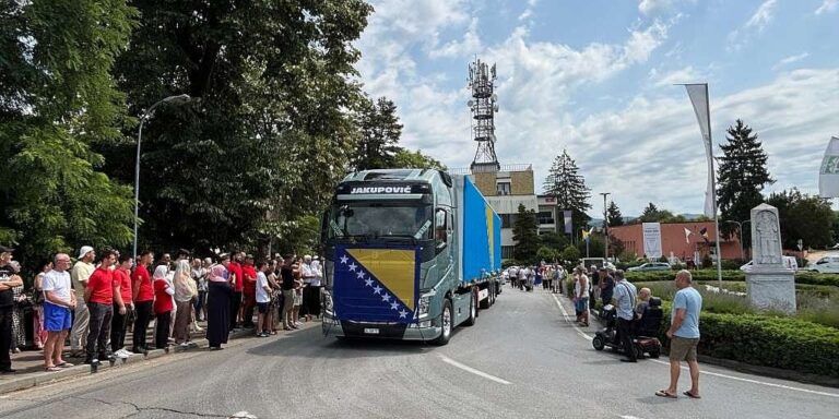 Posmrtni ostaci pet žrtava genocida u Prijedoru ispraćeni iz Sanskog Mosta prema mjestu ukopa