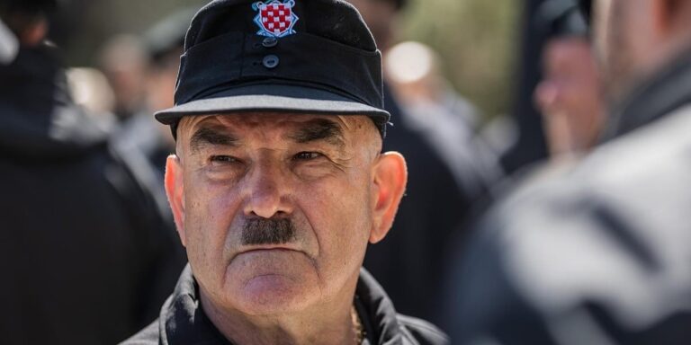 Pozdrav "Za dom spremni" je protuustavan, ali HOS-ovci oslobođeni na sudu jer su ga uzvikivali iz pijeteta