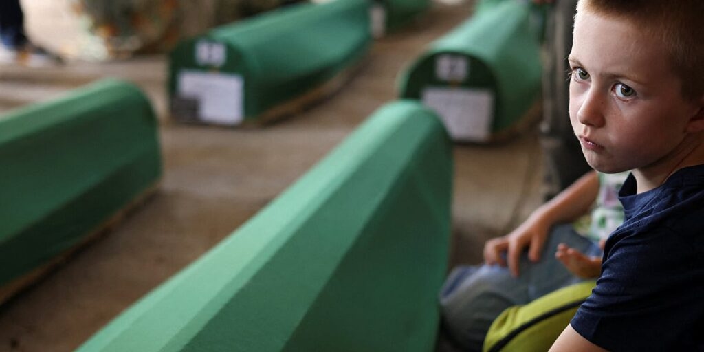 Tabuti s posmrtnim ostacima 10 žrtava genocida u Srebrenici stigli u Potočare