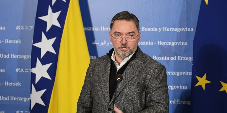 "Ti bi da vrijeđaš Dodika, a da sjediš sa mnom"