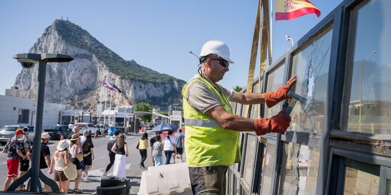 Uklonjena ograda između Gibraltara i Španije, putnici od danas prelaze bez fizičke granice