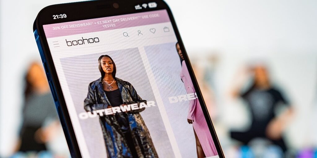 Boohoo kažnjen s 2,3 miliona eura zbog lažnih popusta i prevara kupaca Boohoo kažnjen s 2,3 miliona eura zbog lažnih popusta i prevara kupaca
