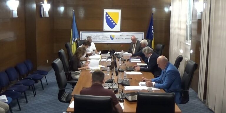 CIK kaznio SNSD i Dodika zbog komentara o novim tehnologijama, pokrenuti postupci protiv Košarca i Špirića CIK kaznio SNSD i Dodika zbog komentara o novim tehnologijama, pokrenuti postupci protiv Košarca i Špirića