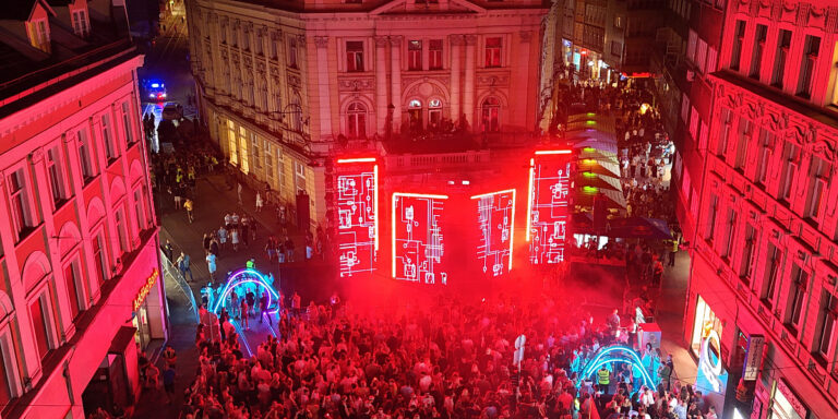 Desetine hiljada ljudi preplavilo Titovu ulicu
