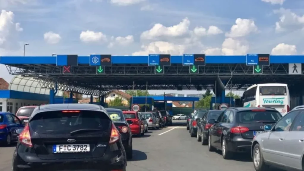 Duge kolone vozila na izlazu na graničnim prelazima Izačić, Velika Kladuša na izlazu iz BiH