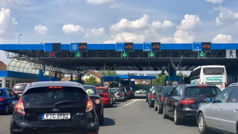 Duge kolone vozila na izlazu na graničnim prelazima Izačić, Velika Kladuša na izlazu iz BiH