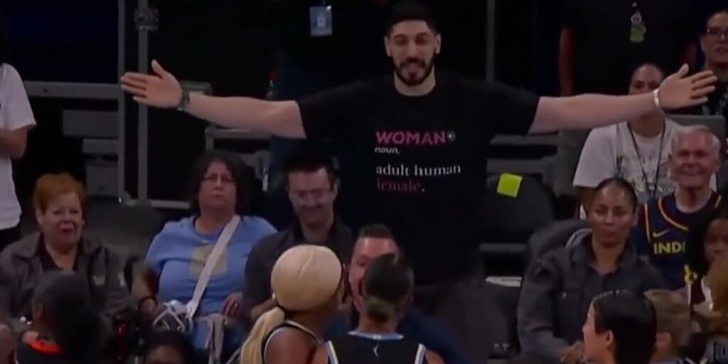 Enes Kanter izbačen s utakmice WNBA lige, sukobio se s košarkašicom dok je nosio kontroverznu majicu