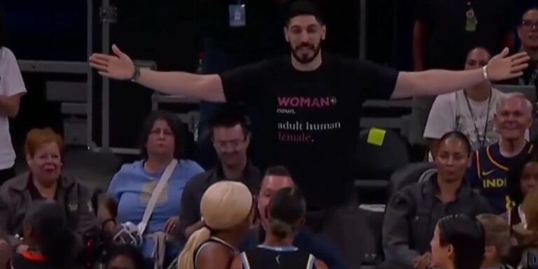 Enes Kanter izbačen s utakmice WNBA lige, sukobio se s košarkašicom dok je nosio kontroverznu majicu