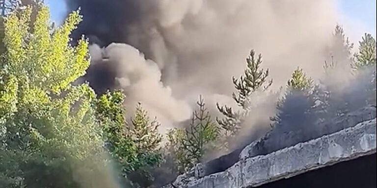 Gori Titova vila u Bugojnu, veliki oblak dima širi se iznad objekta Gori Titova vila u Bugojnu, veliki oblak dima širi se iznad objekta