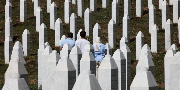 Institut UNSA-e pisao sudijama u Hagu zbog najave Srbije da ratnog zločinca Mladića sahrani uz najviše počasti Institut UNSA-e pisao sudijama u Hagu zbog najave Srbije da ratnog zločinca Mladića sahrani uz najviše počasti