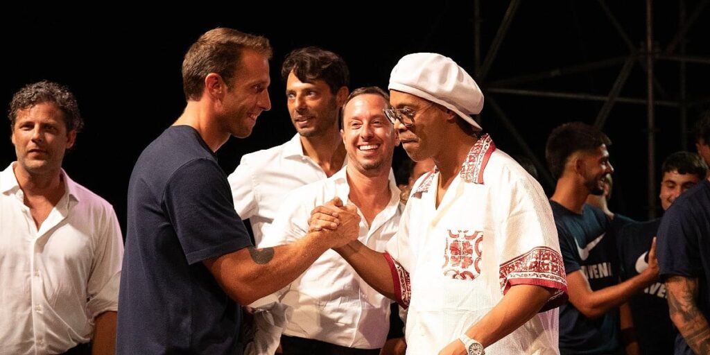 Je li Ronaldinhov potpis marketinški trik ili će čarobnjak stvarno igrati?