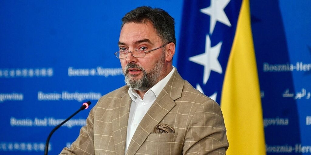 "Ko je on da određuje šta je mit, a šta pravna fantazija?"