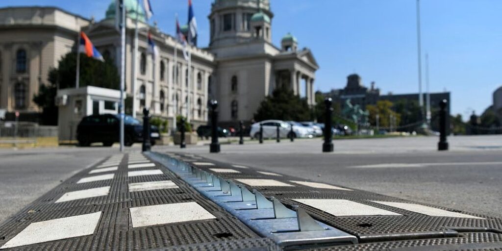 Ležeći policajci sa šiljcima postavljeni u centru Beograda kako bi spriječili vožnju u pogrešnom smjeru