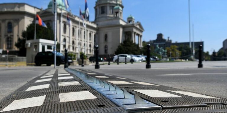 Ležeći policajci sa šiljcima postavljeni u centru Beograda kako bi spriječili vožnju u pogrešnom smjeru