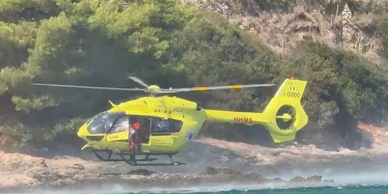 Mlada žena kolabirala na morskim stijenama, pilot helikoptera izveo opasan manevar da stigne do nje