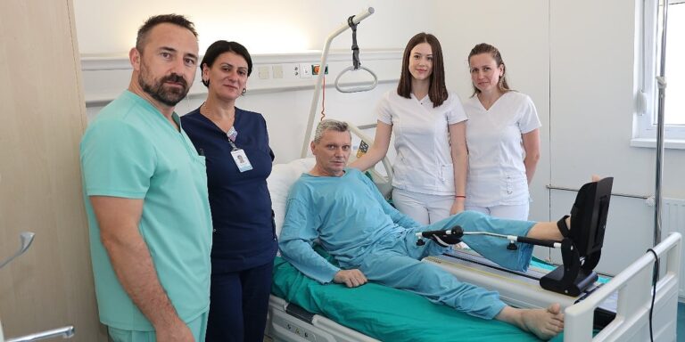 Pacijentu s teškim oblikom hemofilije uspješno ugrađena proteza koljena na UKC-u RS-a